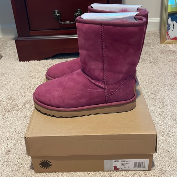 Ugg - Picture 3 of 3